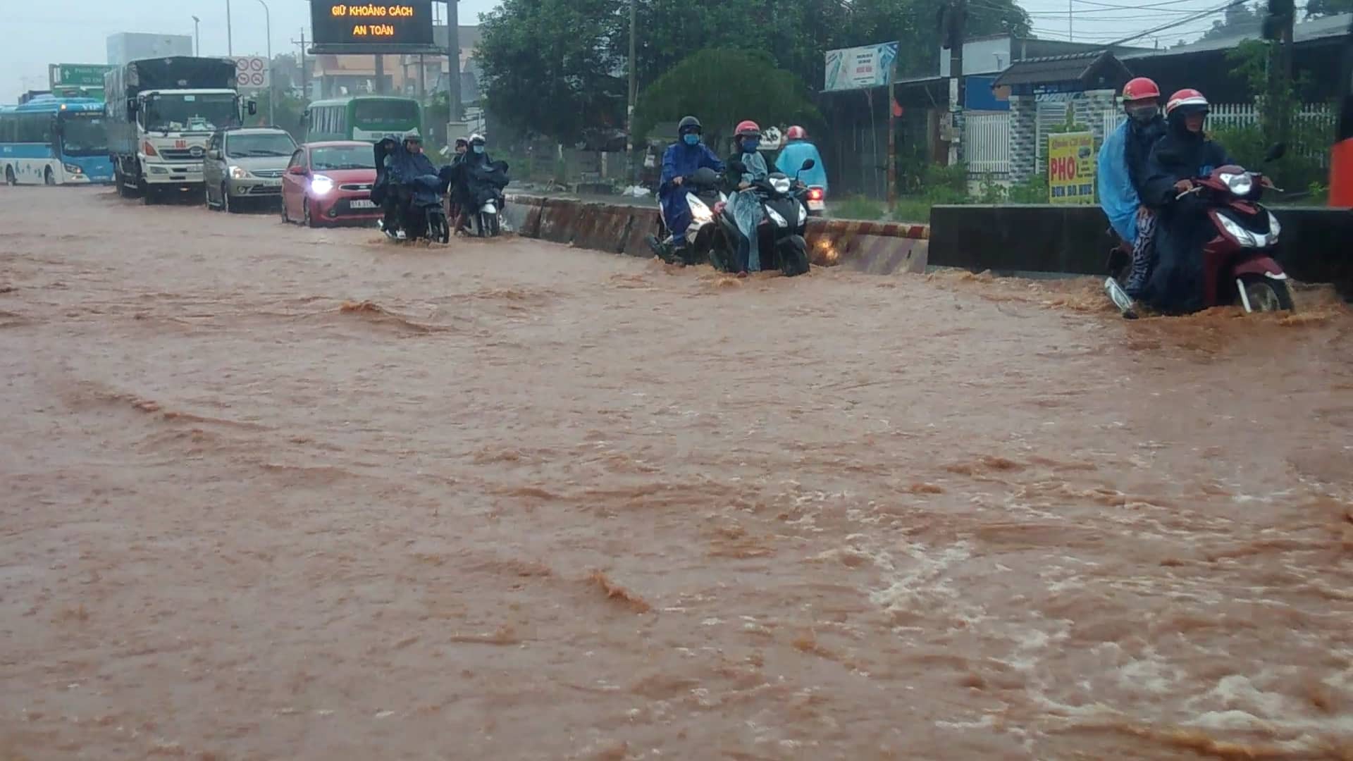 Miền Nam: Lúa ngập nước, giao thông tê liệt nhiều nơi