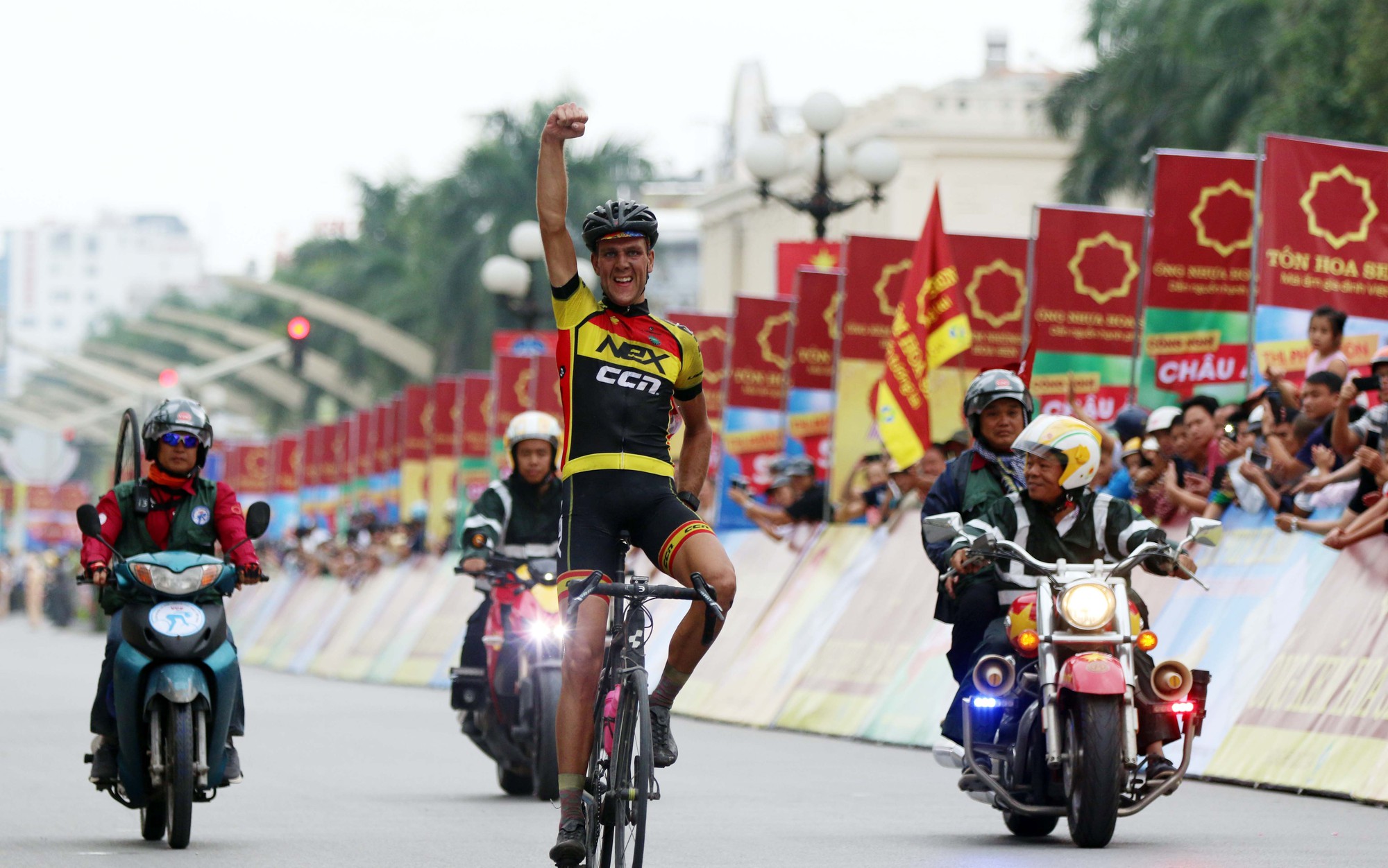 Van der Pijl xé áo vàng - Ảnh 3.