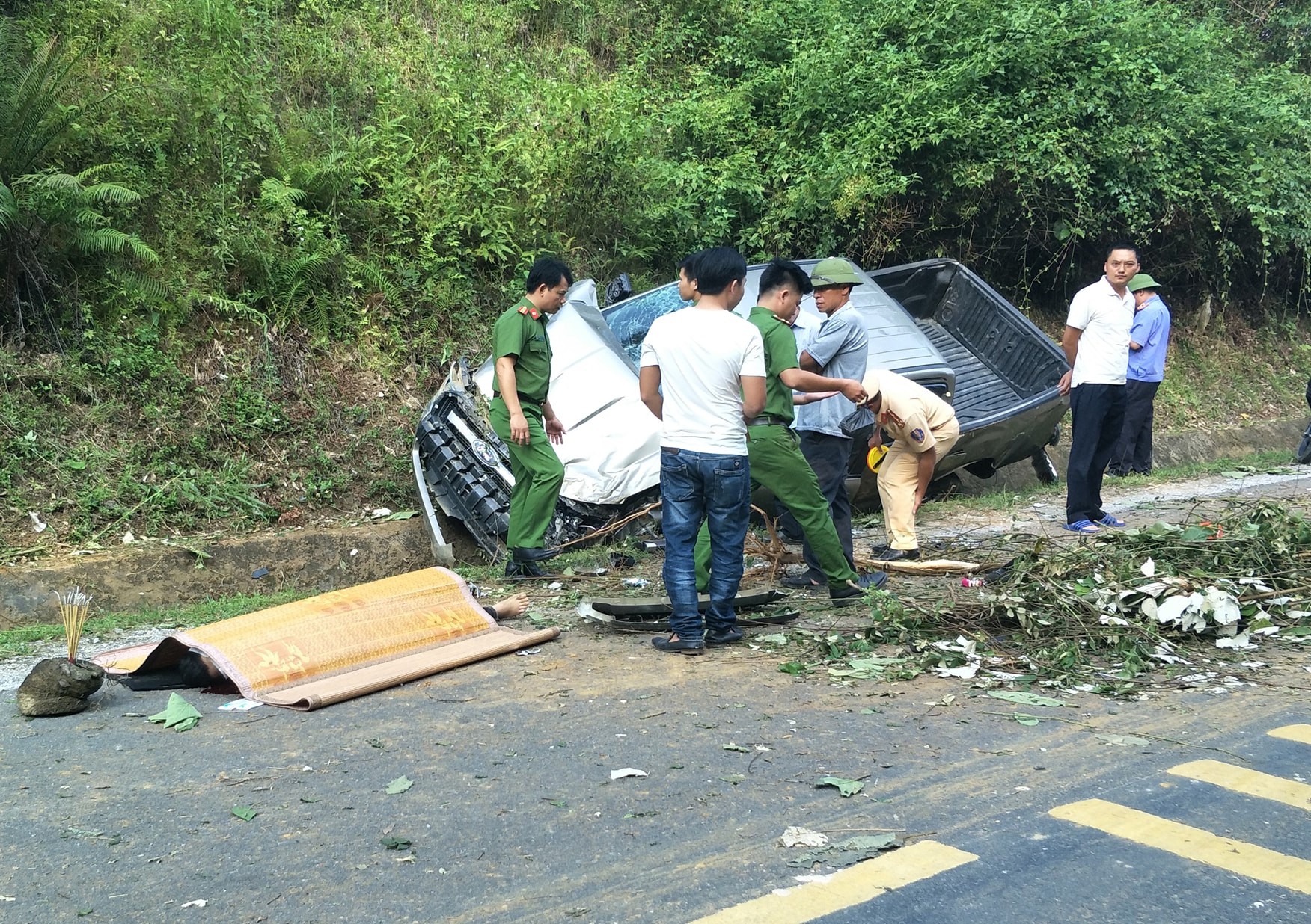 Tai nạn xe bán tải trên đường Hồ Chí Minh, 1 người chết, 1 người bị thương
