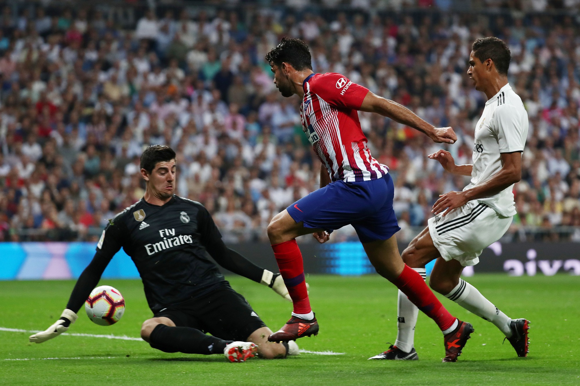 Người nhện Courtois toả s&aacute;ng, Real Madrid tho&aacute;t hiểm trận derby - Ảnh 3.