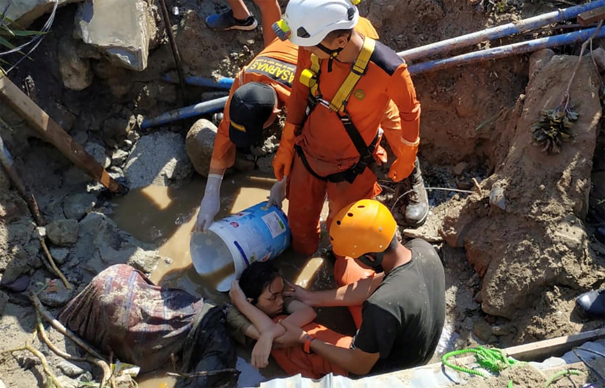 Tang tóc ở Indonesia: Tiếng kêu cứu từ đống đổ nát