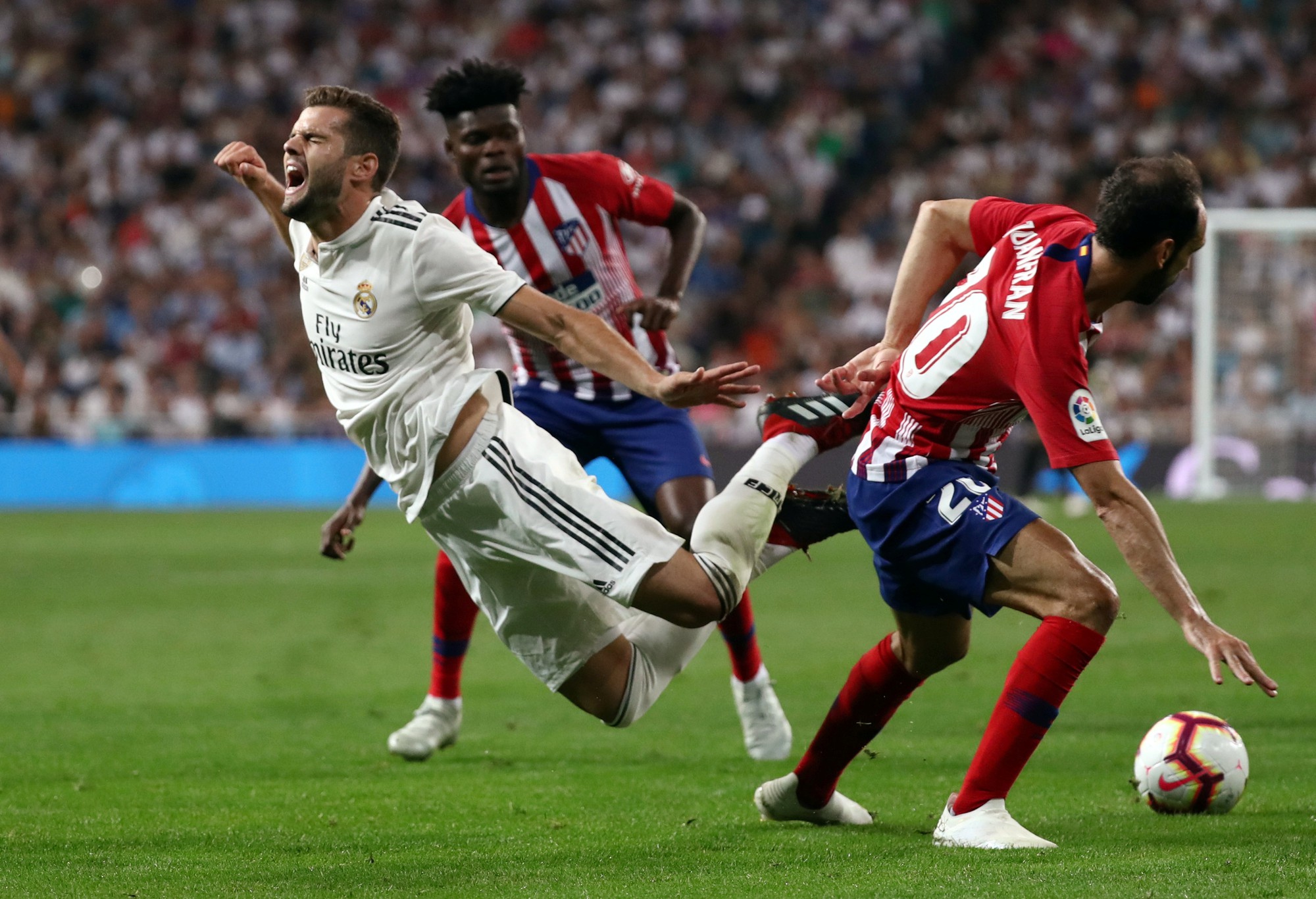 "Người nhện" Courtois toả sáng, Real Madrid thoát hiểm trận derby
