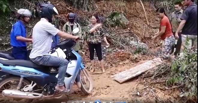 Công an "bó tay" trước nhóm người thu 40-50.000 đồng/lượt để qua 10 m đường lầy lội?