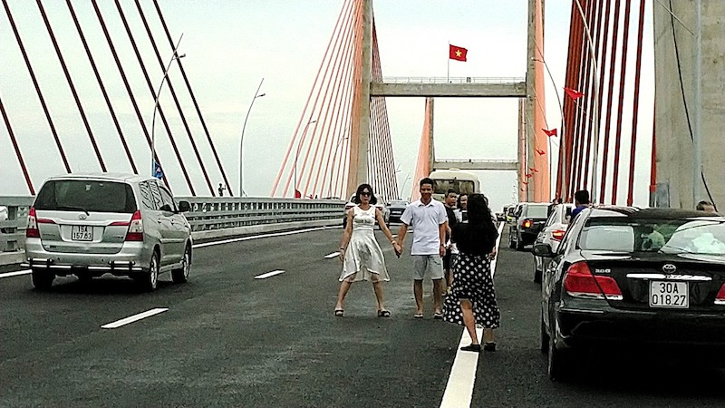 Tấp nập tạo d&aacute;ng chụp ảnh tr&ecirc;n cao tốc Hạ Long-Hải Ph&ograve;ng - Ảnh 4.