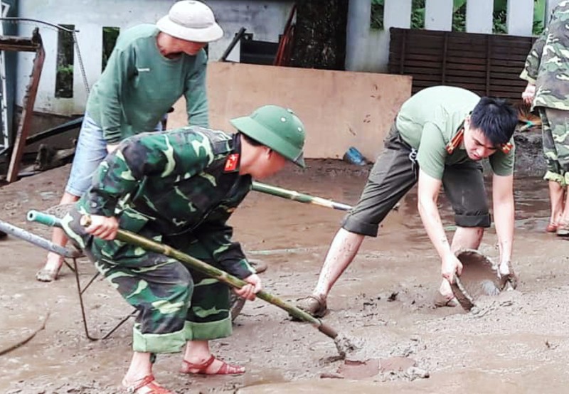 Bộ đội, công an lội bùn, lội suối giúp dân khắc phục mưa lũ
