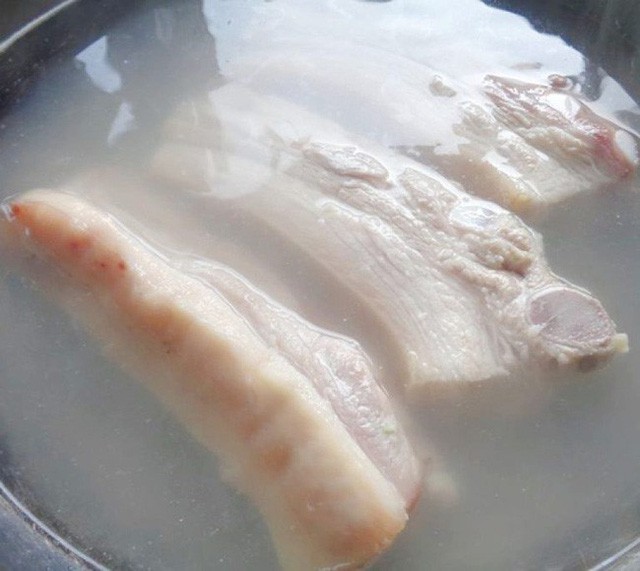 Chần thịt qua nước sôi, sai lầm tai hại cần bỏ ngay