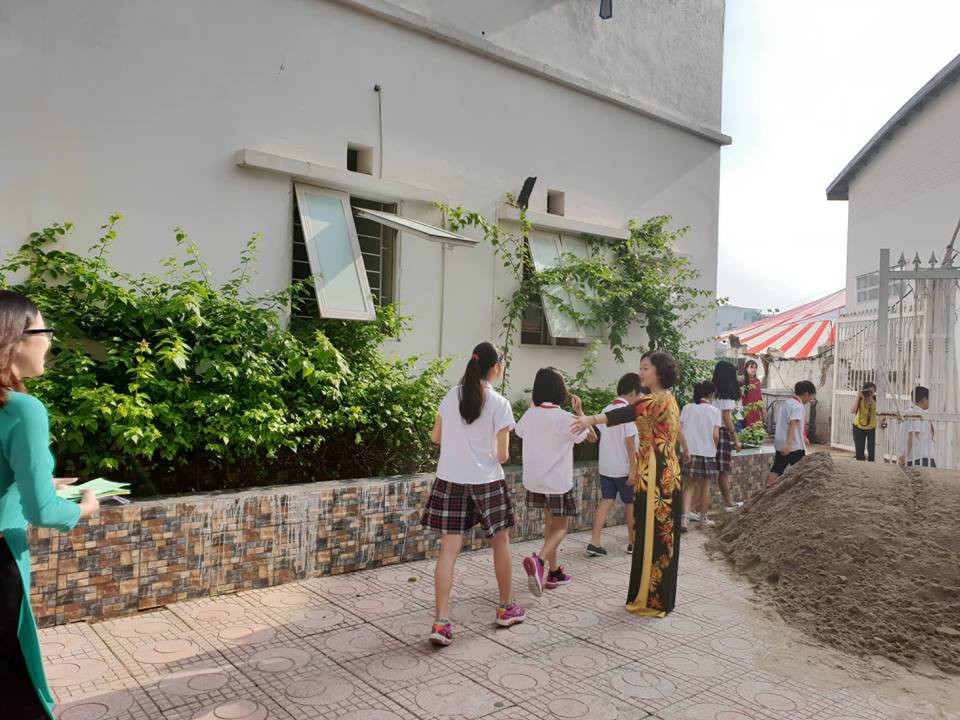 H&agrave; Nội: S&acirc;n trường bị đổ đầy c&aacute;t, gạch, 1.150 học sinh mất chỗ khai giảng - Ảnh 3.