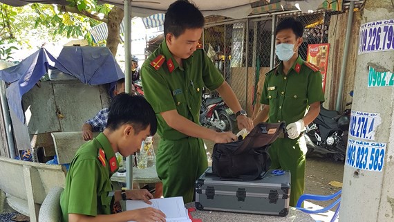 TP HCM: Chồng giết vợ, khống chế con gái làm con tin