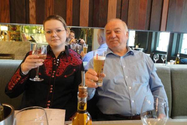 Vụ đầu độc điệp vi&ecirc;n 2 mang Sergei Skripal: Anh buộc tội 2 người Nga - Ảnh 2.