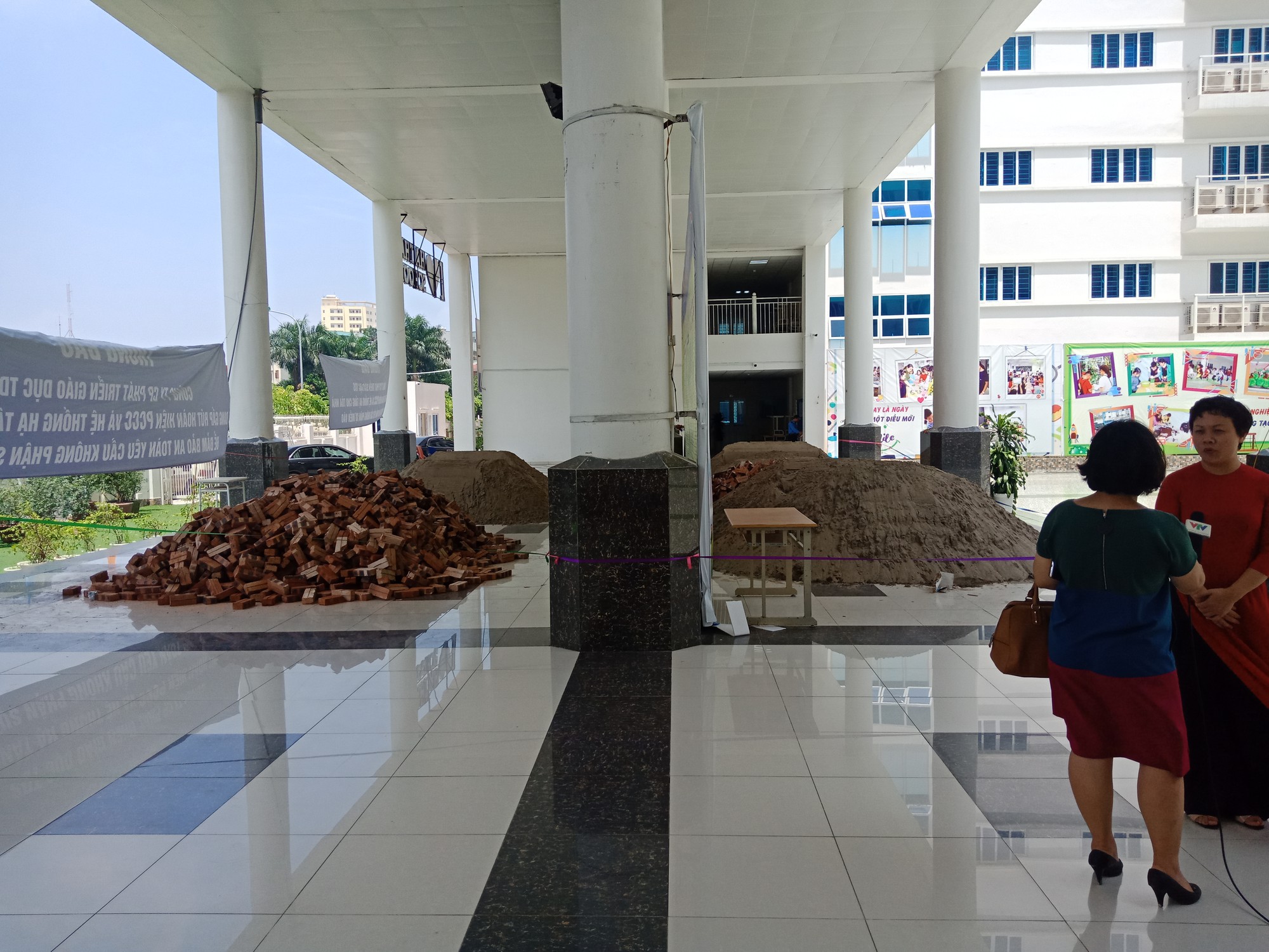 Hà Nội: Sân trường bị đổ đầy cát, gạch, 1.150 học sinh mất chỗ khai giảng
