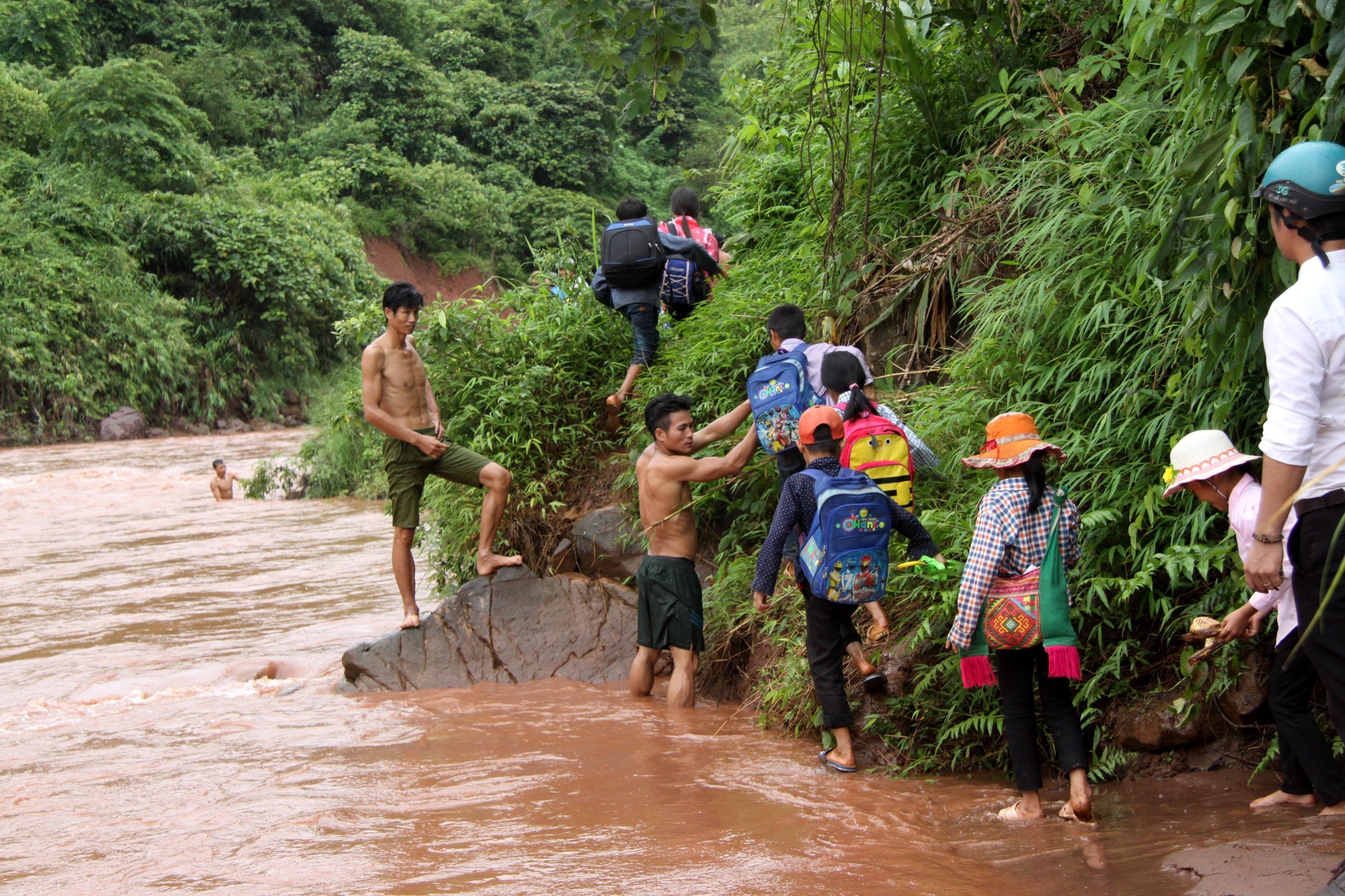 Vượt bùn đất đến với học trò ngày khai giảng
