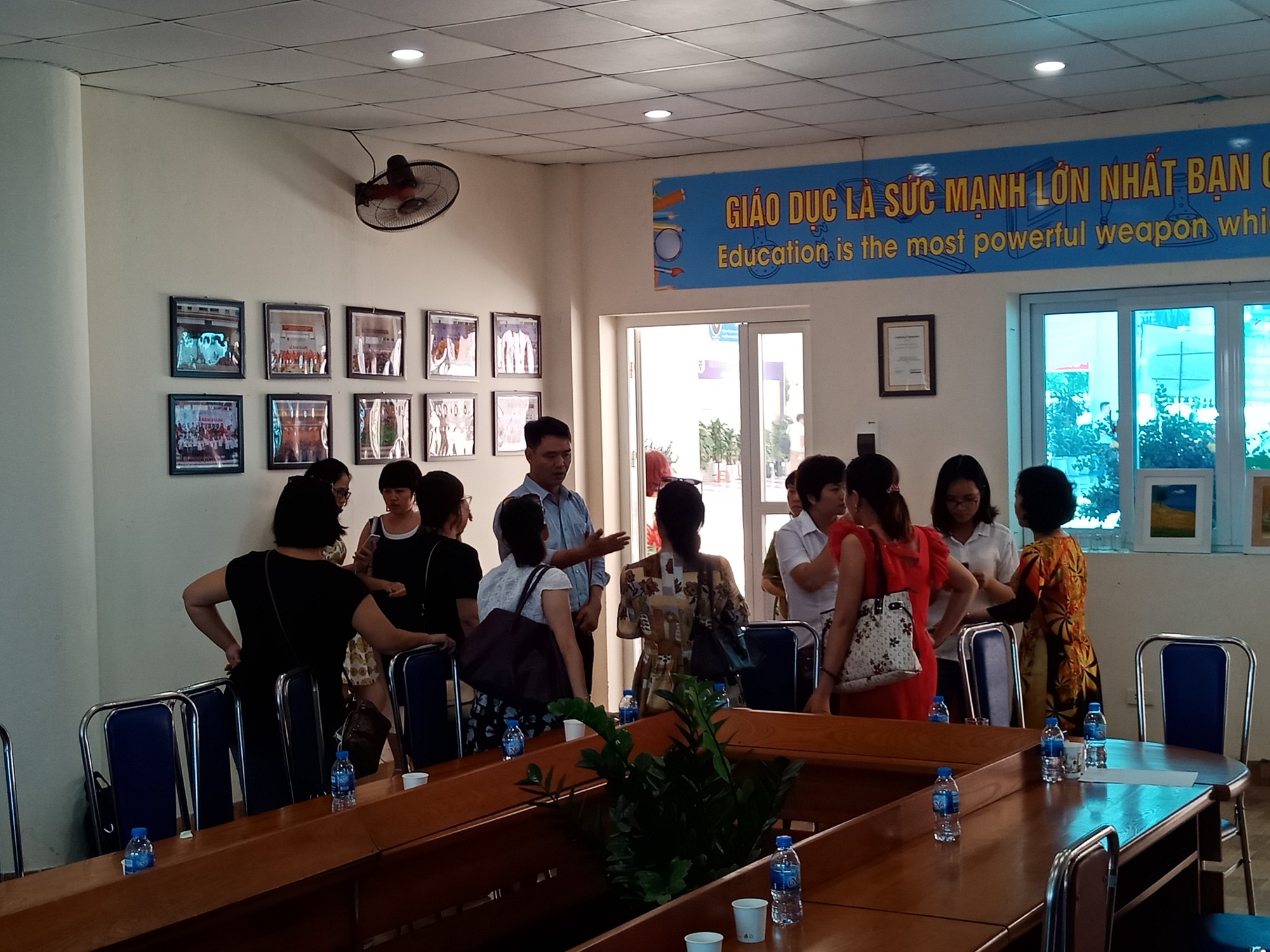 H&agrave; Nội: S&acirc;n trường bị đổ đầy c&aacute;t, gạch, 1.150 học sinh mất chỗ khai giảng - Ảnh 1.