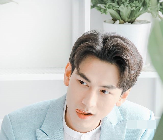 Isaac bất ngờ nằm trong top 100 sao nam châu Á
