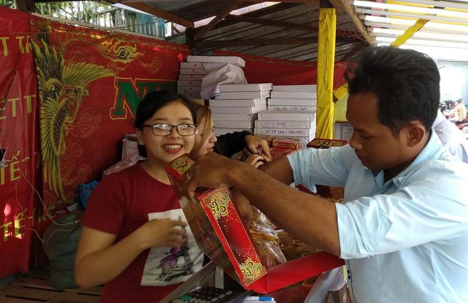 Lồng đèn Trung Quốc tái xuất nhưng vắng người mua - Ảnh 2.