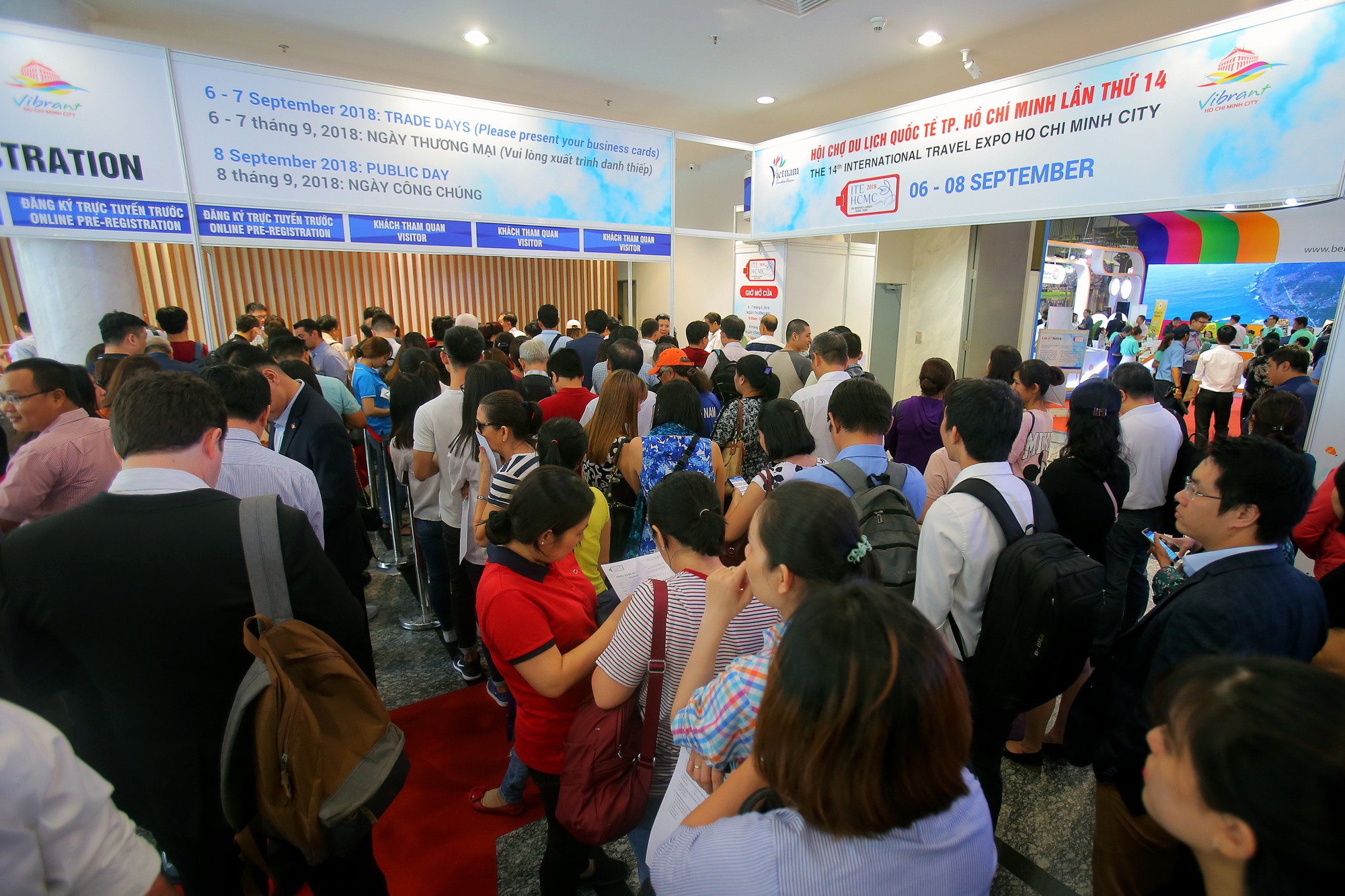 Rồng rắn xếp hàng mua vé 0 đồng tại Hội chợ Du lịch Quốc tế TP HCM