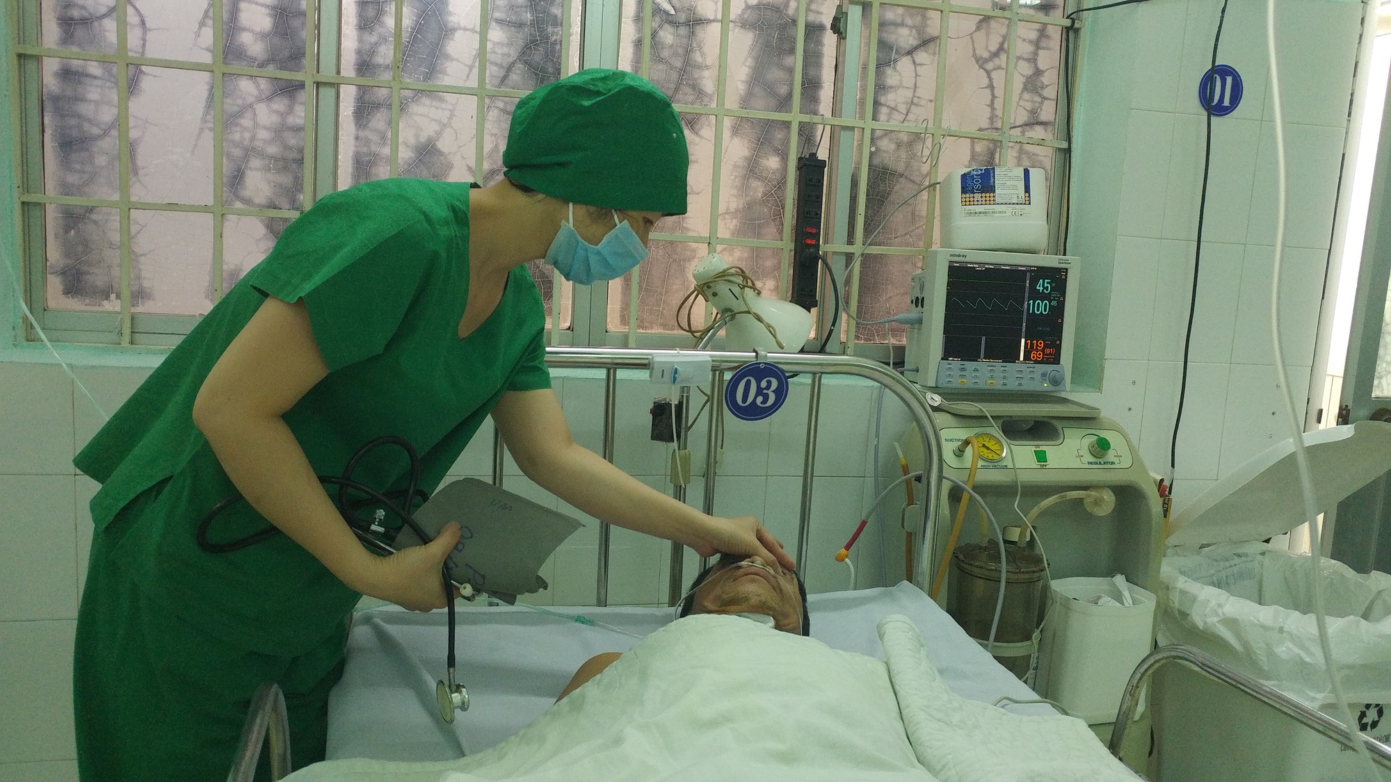 Thanh sắt dài 1,5m từ lầu rơi xuống đâm xuyên cổ người bên dưới