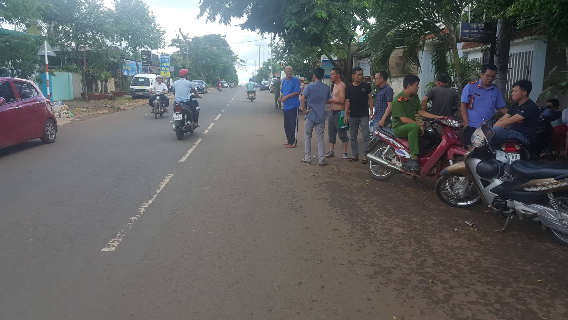 Gi&aacute;m đốc C&ocirc;ng an tỉnh Đắk Lắk lao v&agrave;o giải cứu con tin - Ảnh 4.