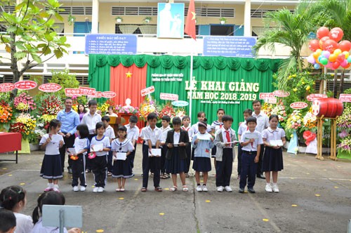 Trao học bổng &ldquo;Chắp c&aacute;nh ước mơ&rdquo; - Ảnh 1.