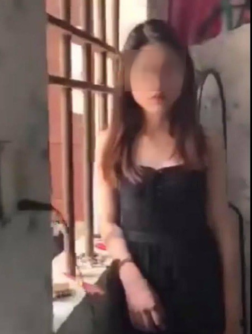 X&ocirc;n xao clip c&ocirc; g&aacute;i bị người y&ecirc;u l&agrave; c&ocirc;ng an c&ograve;ng tay v&agrave;o cửa sổ - Ảnh 1.