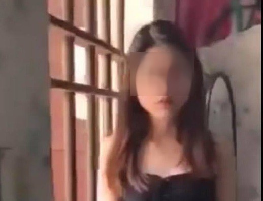 Xôn xao clip cô gái bị người yêu là công an còng tay vào cửa sổ