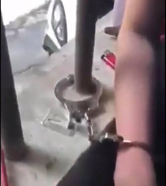 X&ocirc;n xao clip c&ocirc; g&aacute;i bị người y&ecirc;u l&agrave; c&ocirc;ng an c&ograve;ng tay v&agrave;o cửa sổ - Ảnh 2.