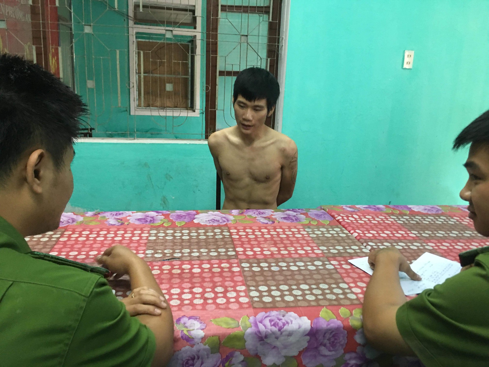 Kẻ ngáo đá "quậy tưng" khu phố lúc rạng sáng