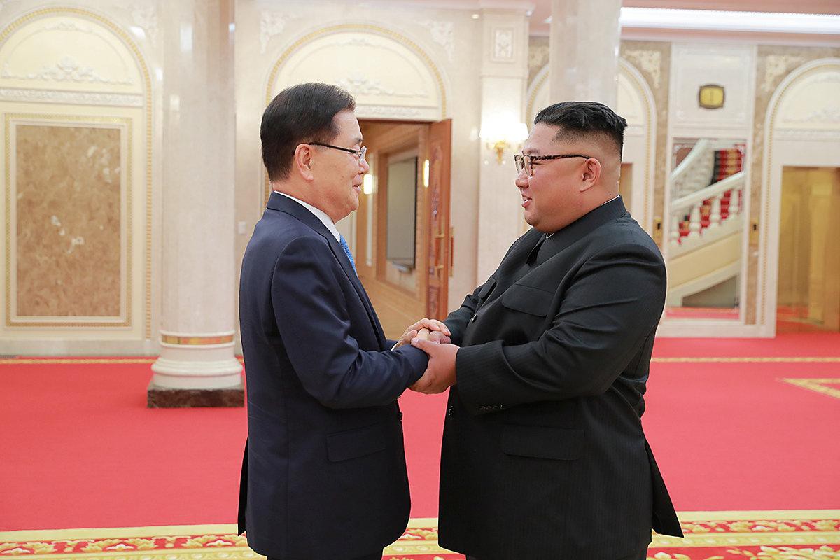 Ông Kim Jong-un tiếp đoàn Hàn Quốc, cam kết "phi hạt nhân hóa hoàn toàn"