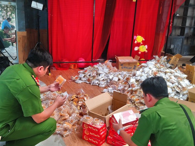 Xử phạt người mua hơn 3.600 bánh trung thu không nguồn gốc - Ảnh 1.
