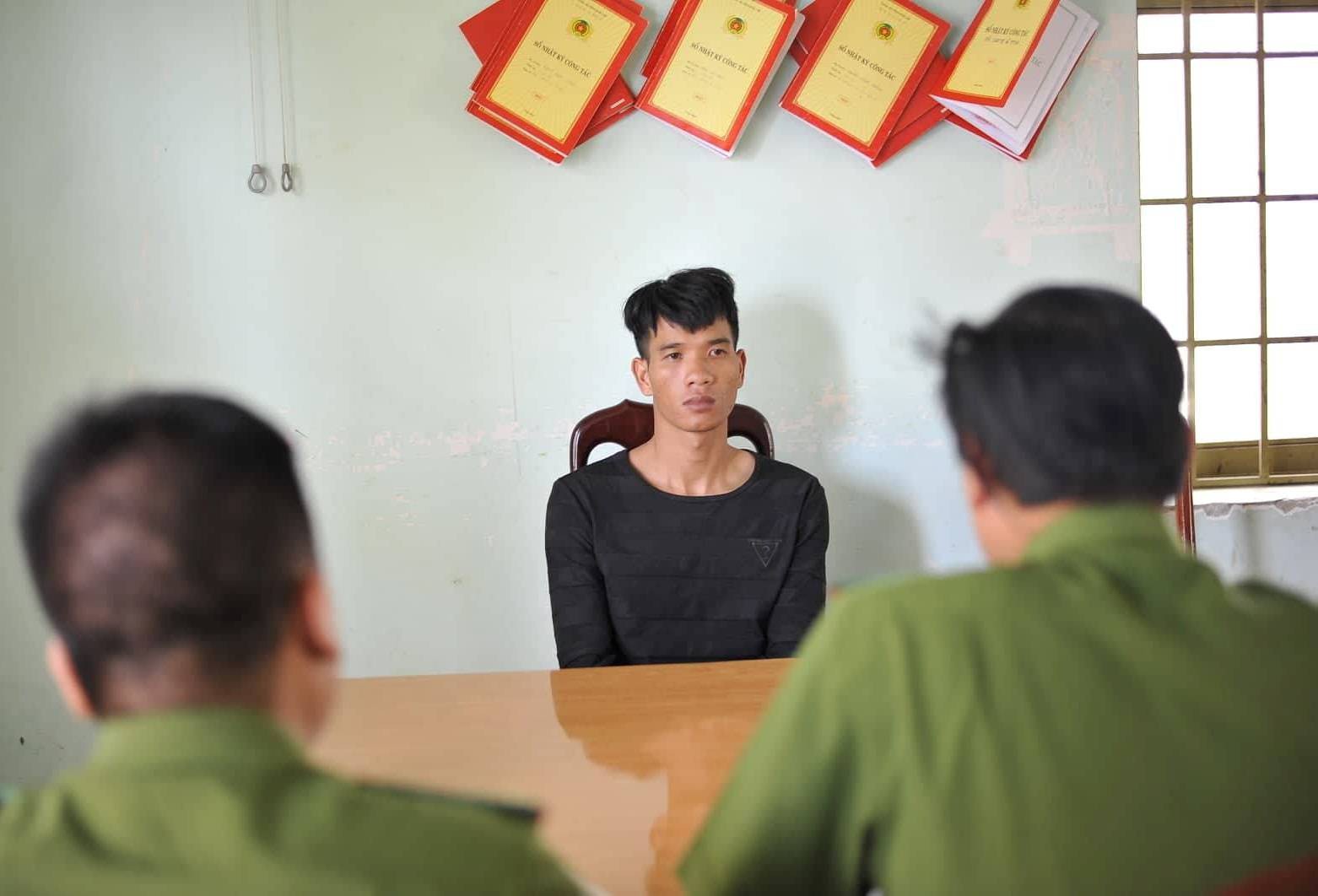 H&agrave;ng chục cảnh s&aacute;t v&acirc;y bắt nghi phạm cướp tiệm v&agrave;ng - Ảnh 2.