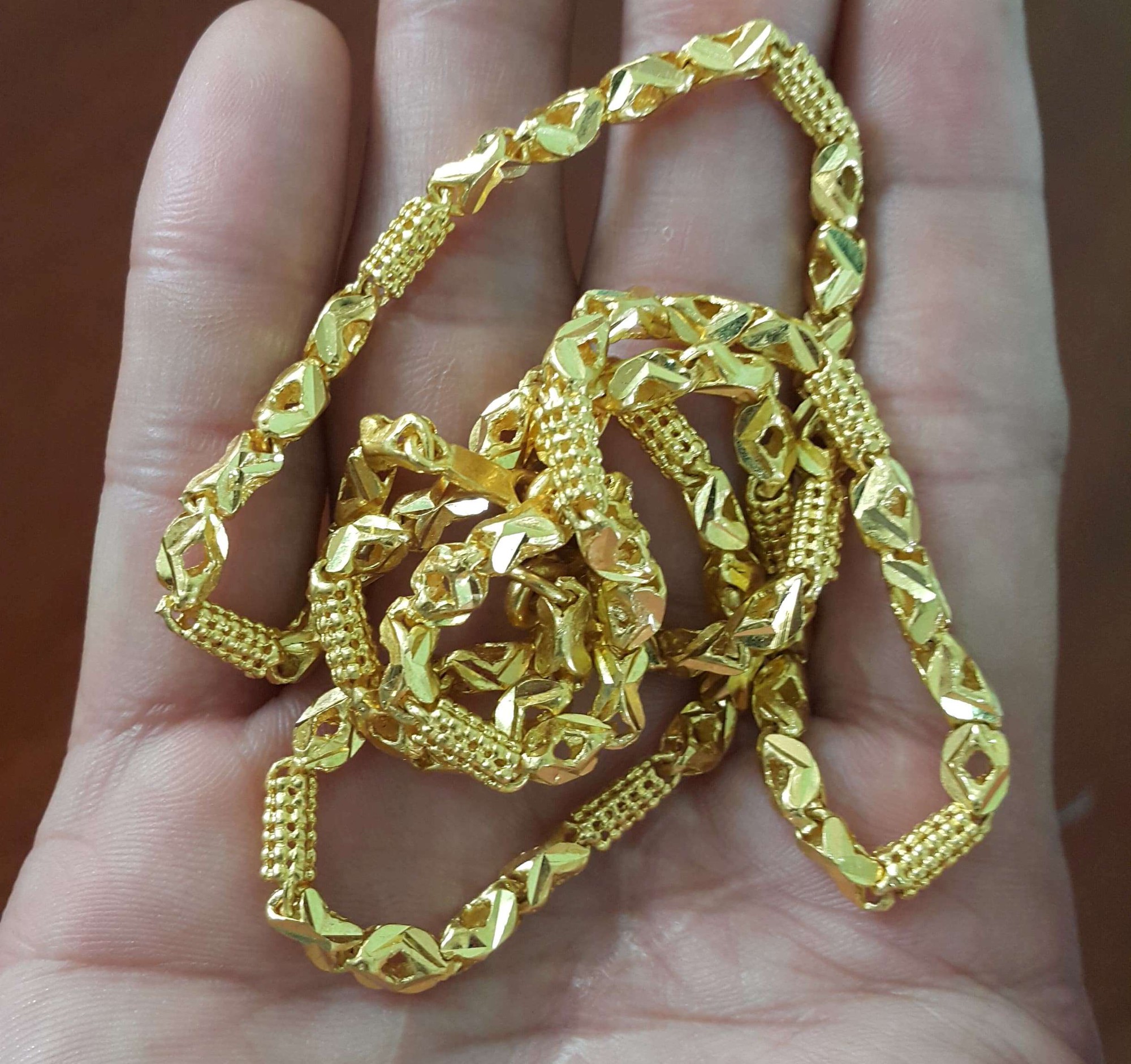 H&agrave;ng chục cảnh s&aacute;t v&acirc;y bắt nghi phạm cướp tiệm v&agrave;ng - Ảnh 3.