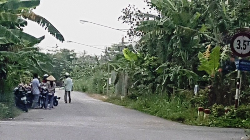 Bị truy sát trong đêm, một thanh niên chết bên nhà ven đường