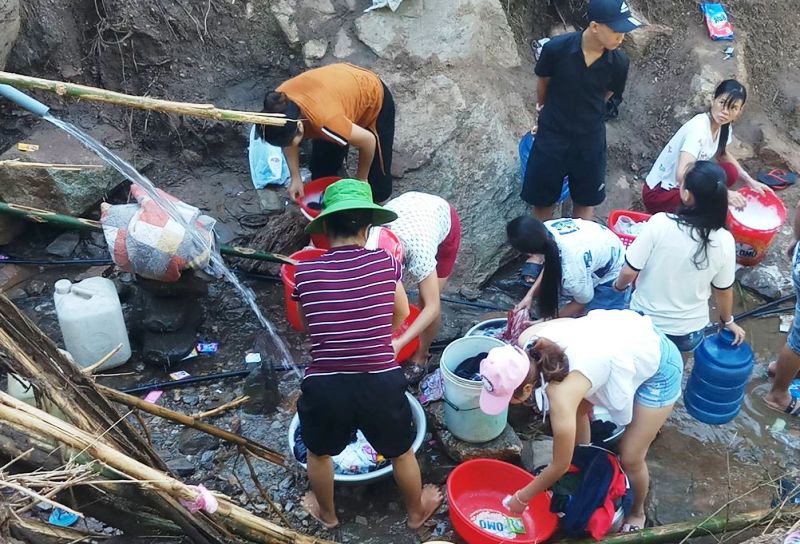 Trung chuyển 32.000 l&iacute;t xăng dầu qua L&agrave;o đưa về tiếp tế cho Mường L&aacute;t - Ảnh 2.