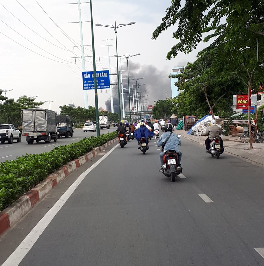TP HCM: Cháy dưới chân cầu Bình Lợi, khói bốc cao cả chục mét - Ảnh 1.