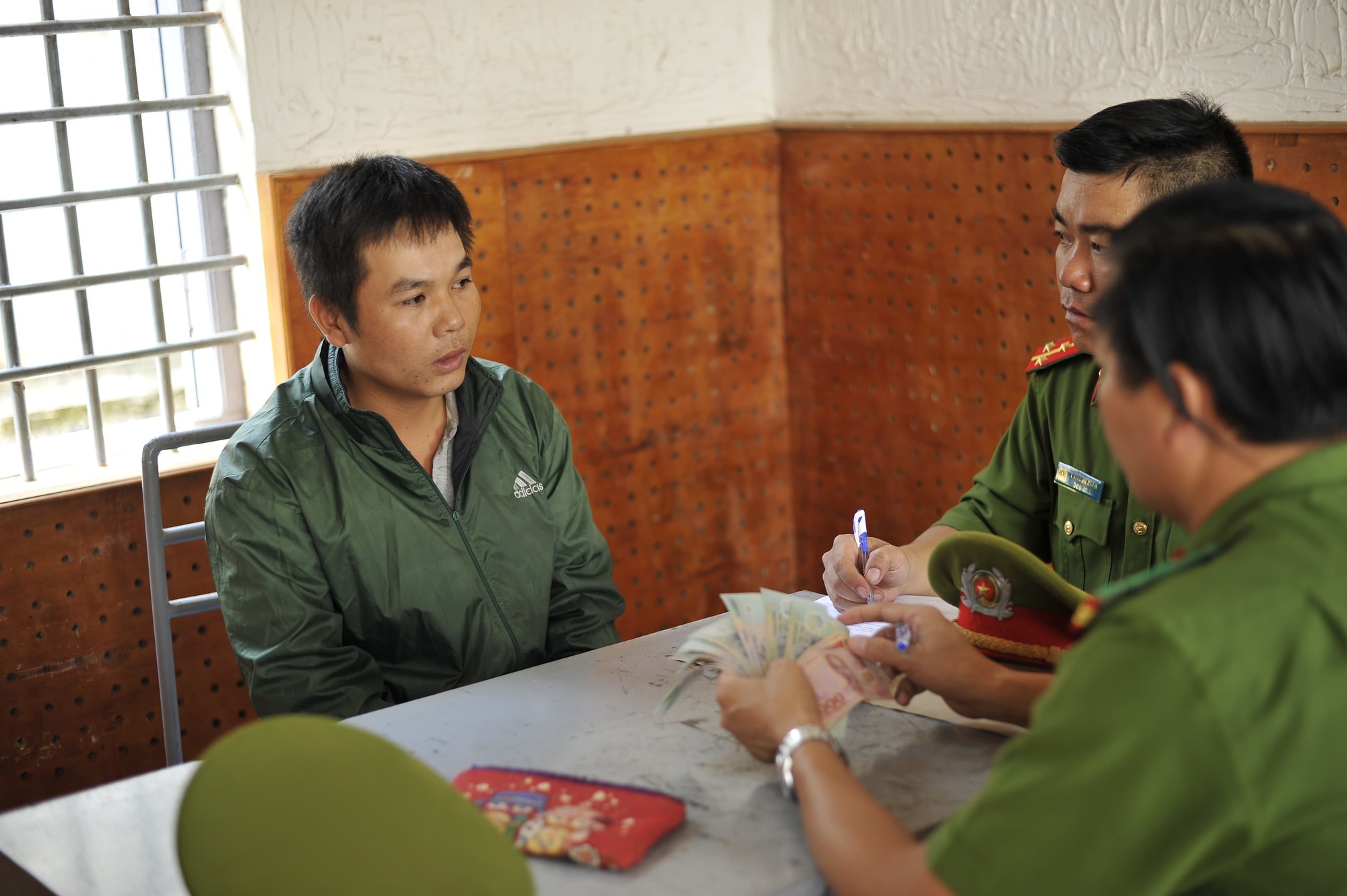 Bắt tên trộm chuyên cạy cốp xe máy, lấy hàng trăm triệu đồng