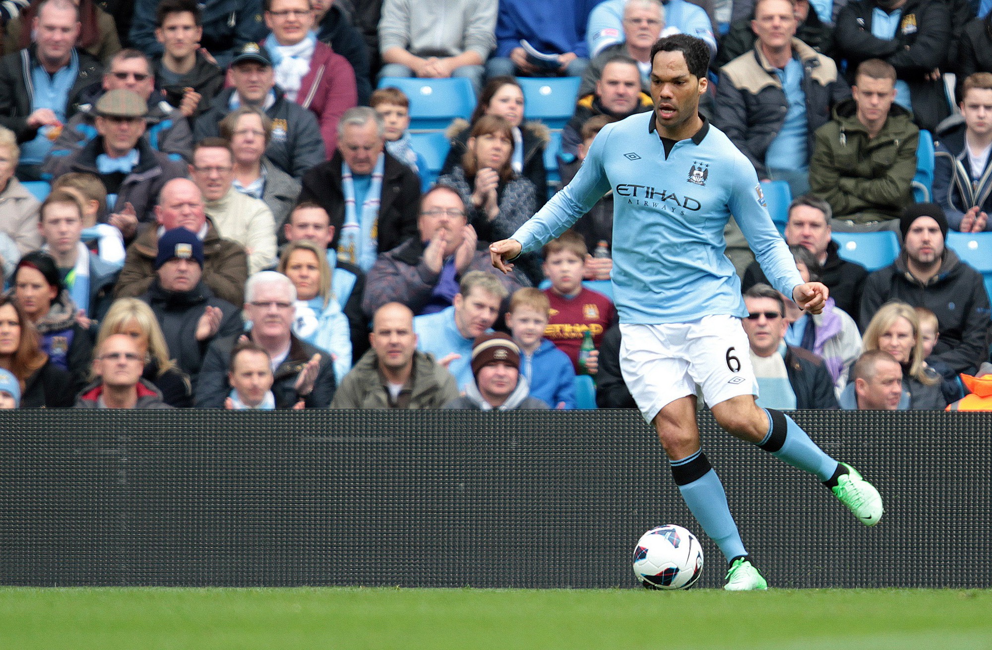 Cựu trung vệ tuyển Anh Lescott và Quang Hải nâng cúp Ngoại hạng Anh - Ảnh 2.