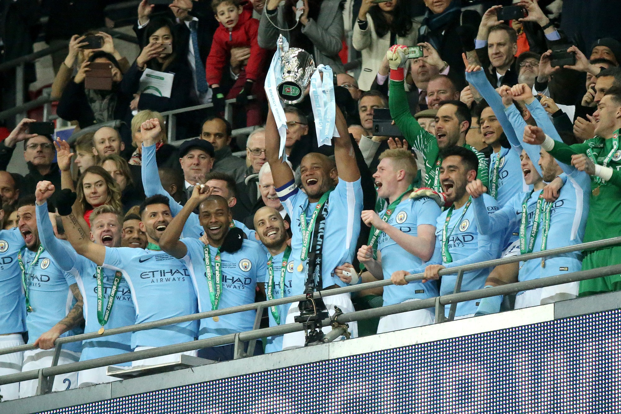 Cựu trung vệ tuyển Anh Lescott và Quang Hải nâng cúp Ngoại hạng Anh