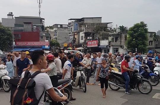 Hà Nội: Người dân nhà cao tầng chạy xuống đường vì động đất