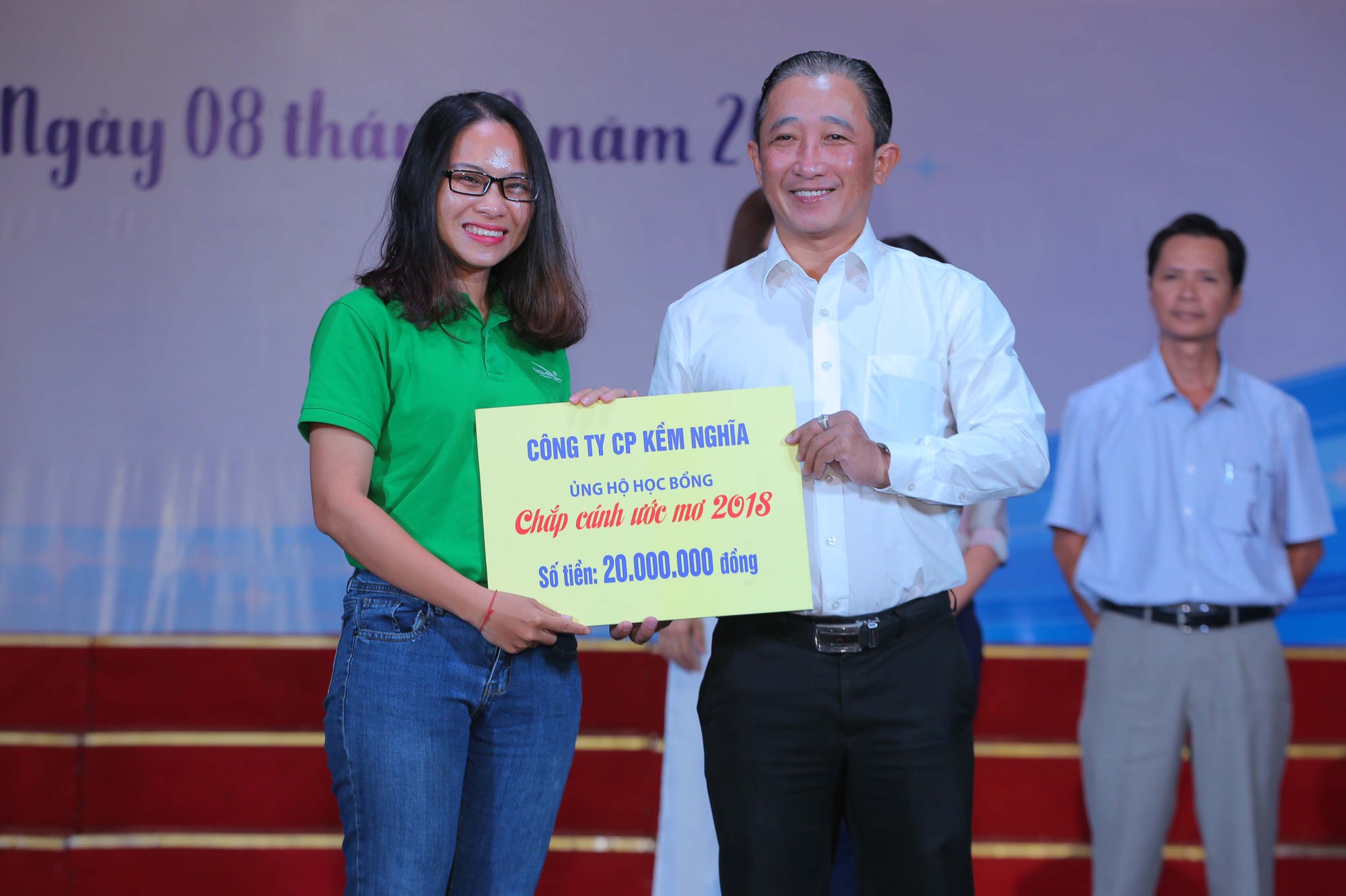 Những giọt nước mắt ở lễ trao học bổng Chắp cánh ước mơ - Ảnh 9.