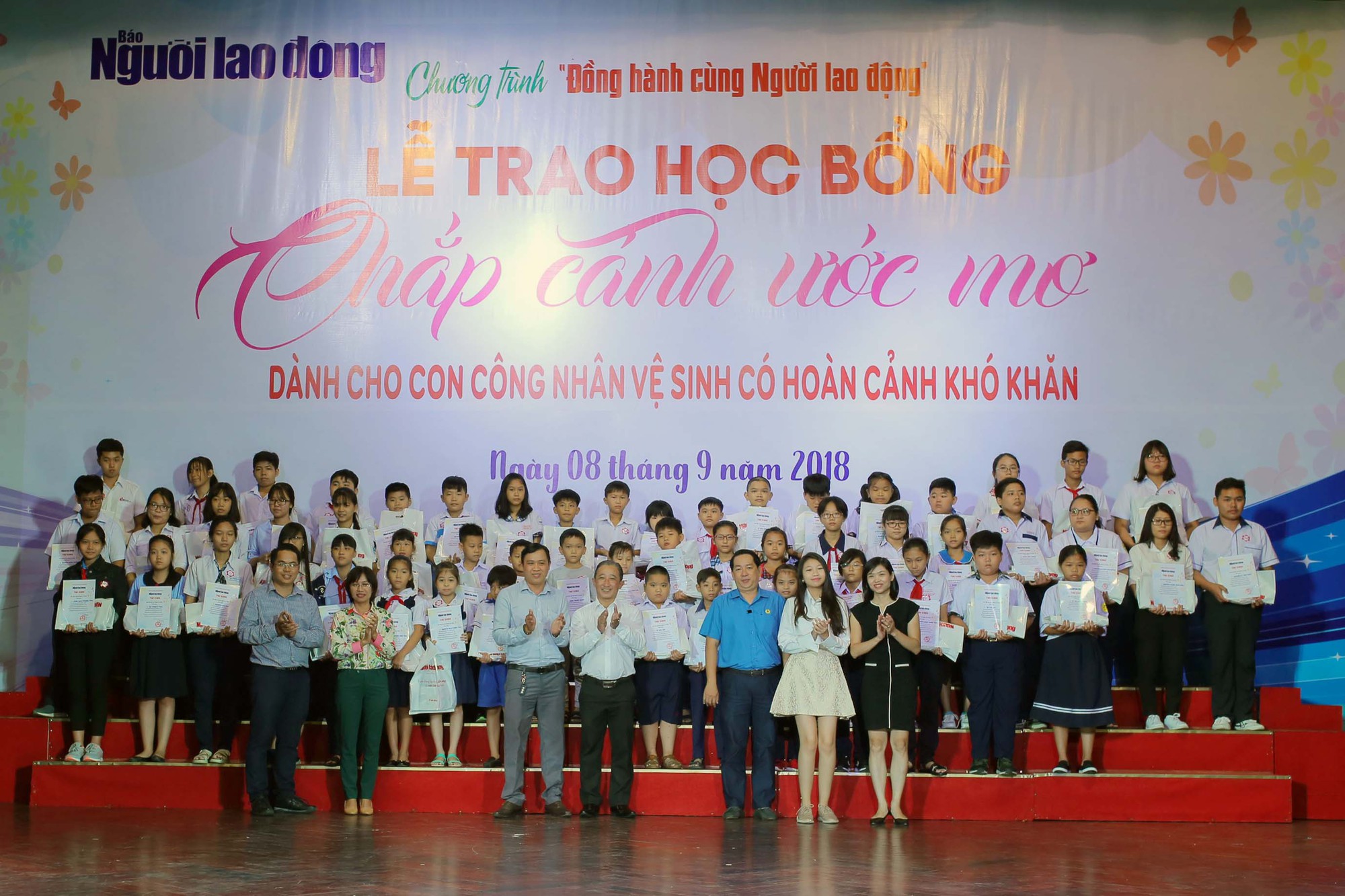 Những giọt nước mắt ở lễ trao học bổng Chắp cánh ước mơ - Ảnh 2.