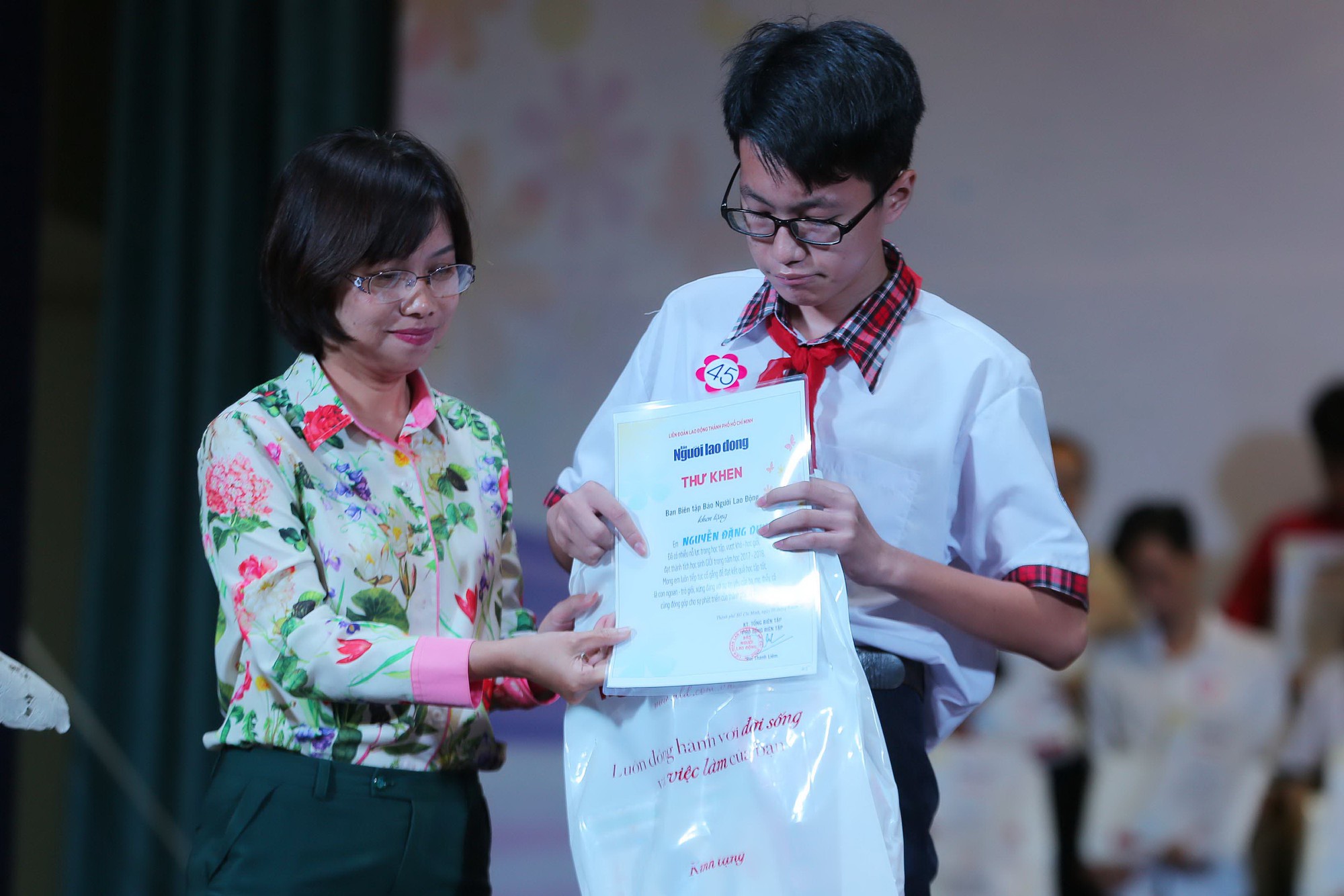 Những giọt nước mắt ở lễ trao học bổng Chắp cánh ước mơ - Ảnh 4.