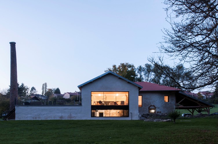 Nh&agrave; xưởng bỏ hoang đẹp m&ecirc; hồn sau khi được cải tạo - Ảnh 10.