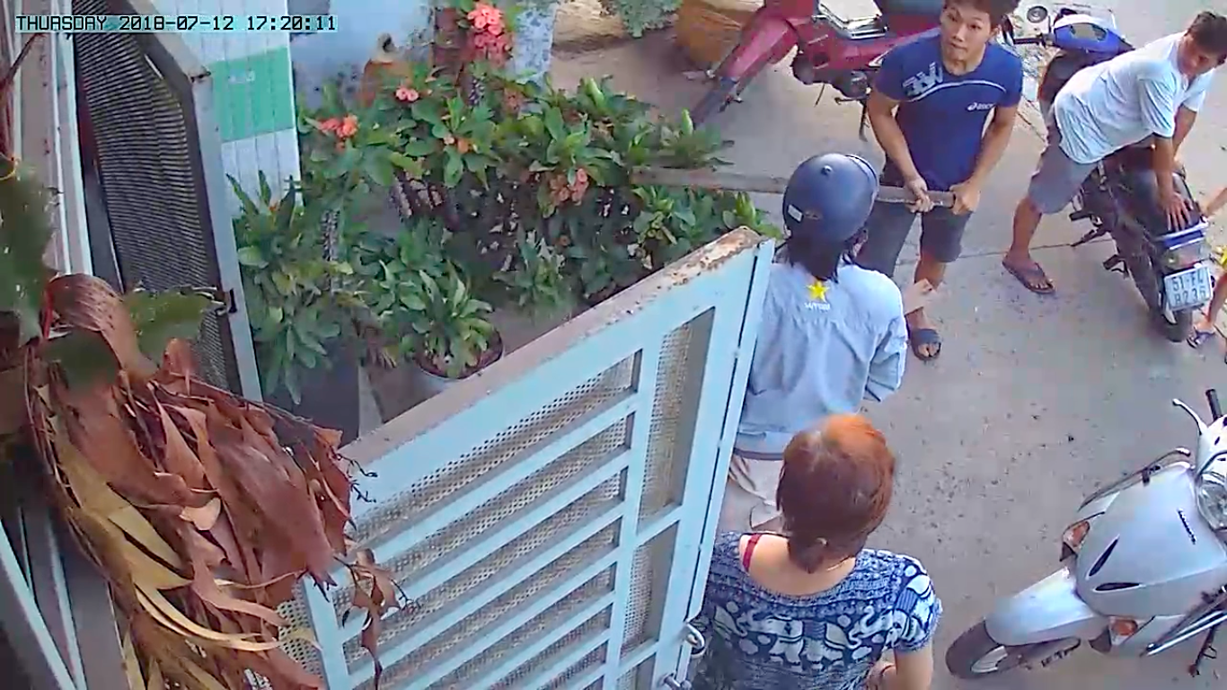 VIDEO: Tình làng nghĩa xóm tan nát vì chó thả rông!