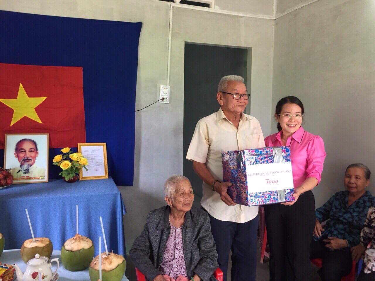 Tặng nhà tình thương cho người nghèo