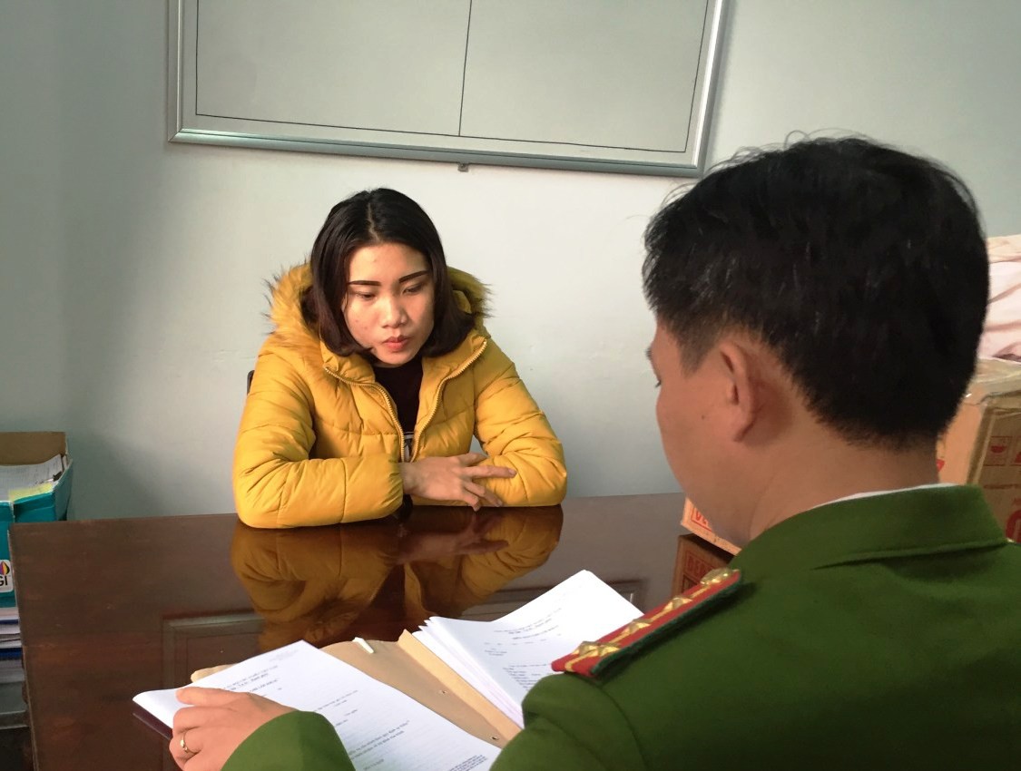 "Hotgirl" 9X liều lĩnh mang gần 1 tạ pháo hoa đi bán