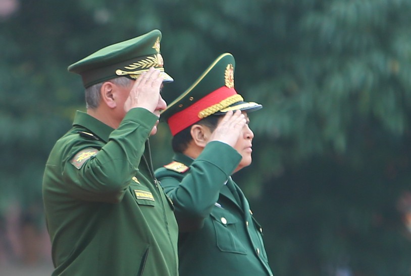 Cận cảnh Bộ trưởng Ngô Xuân Lịch đón Bộ trưởng Quốc phòng Nga Sergei Shoigu - Ảnh 3.