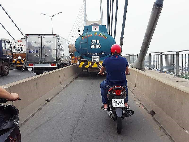 Xử lý xe bồn chạy vào làn xe máy ở Cầu Phú Mỹ thế nào?