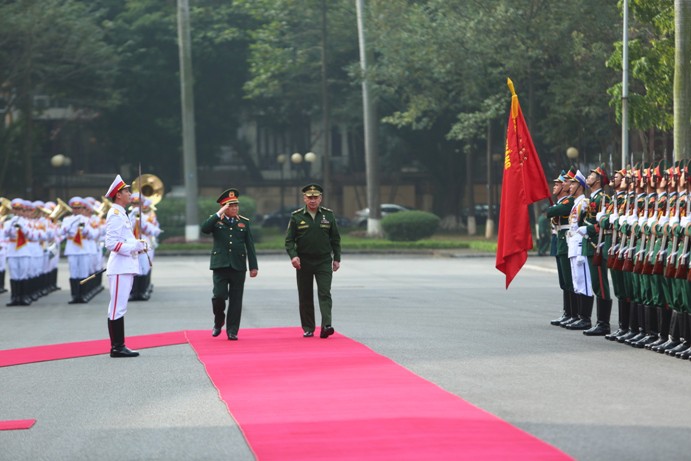 Cận cảnh Bộ trưởng Ngô Xuân Lịch đón Bộ trưởng Quốc phòng Nga Sergei Shoigu - Ảnh 1.