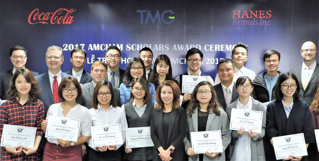 Đại Sứ Hoa Kỳ tại Việt Nam trao học bổng AmCham Scholars cho 20 sinh viên xuất sắc - Ảnh 1.