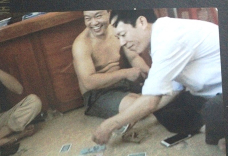 Bị phạt 7,5 triệu đồng, 5 “quan xã” đánh bài ăn tiền thoát án hình sự