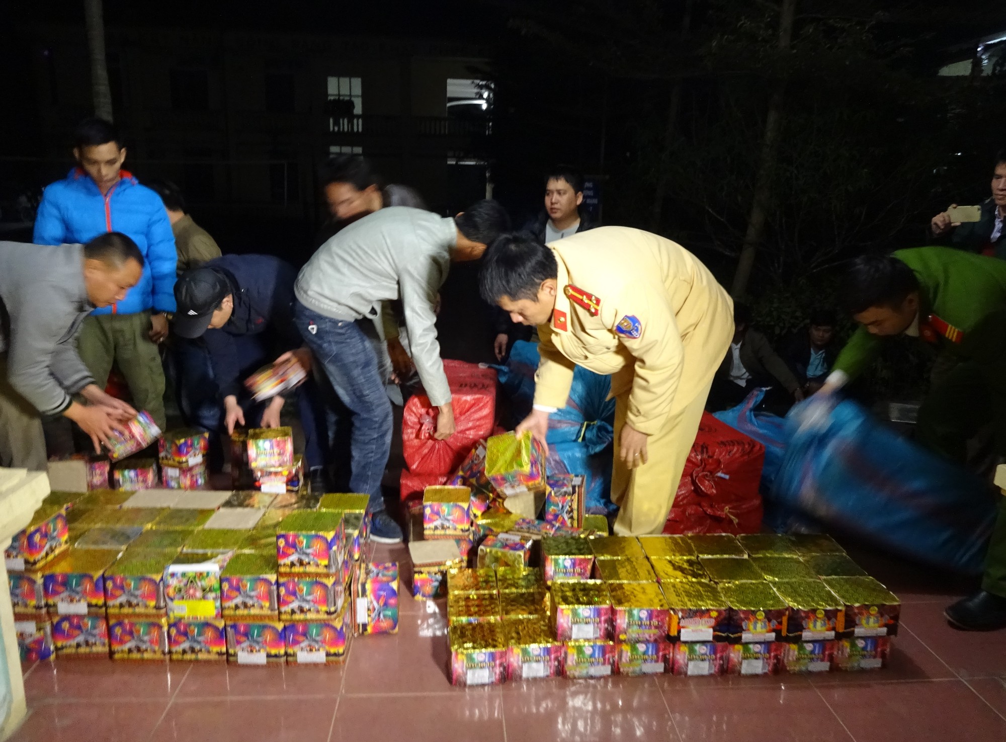 Cuối năm, pháo lậu rùng rùng đổ bộ: Muốn bao nhiêu cũng có